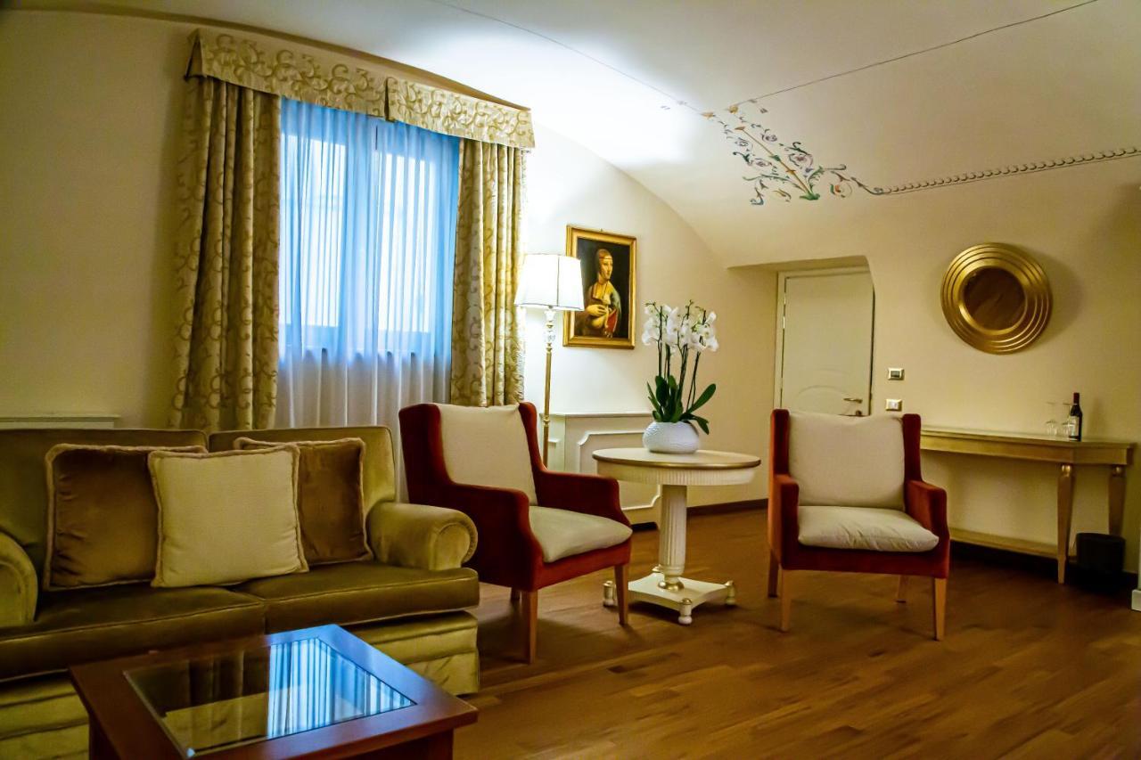Golden Tower Hotel & Spa Florence Ngoại thất bức ảnh A suite at the Hotel de la Ville