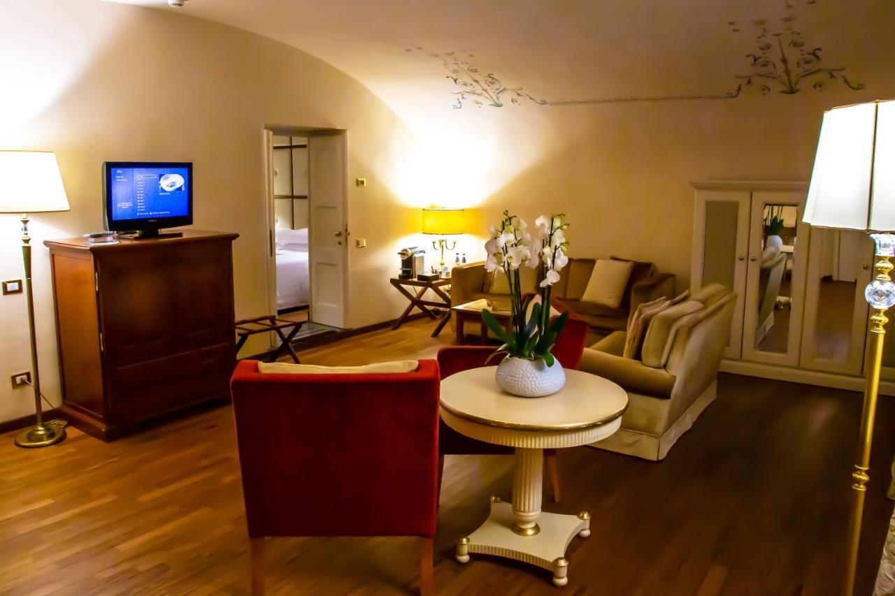 Golden Tower Hotel & Spa Florence Ngoại thất bức ảnh A suite at the Hotel de France