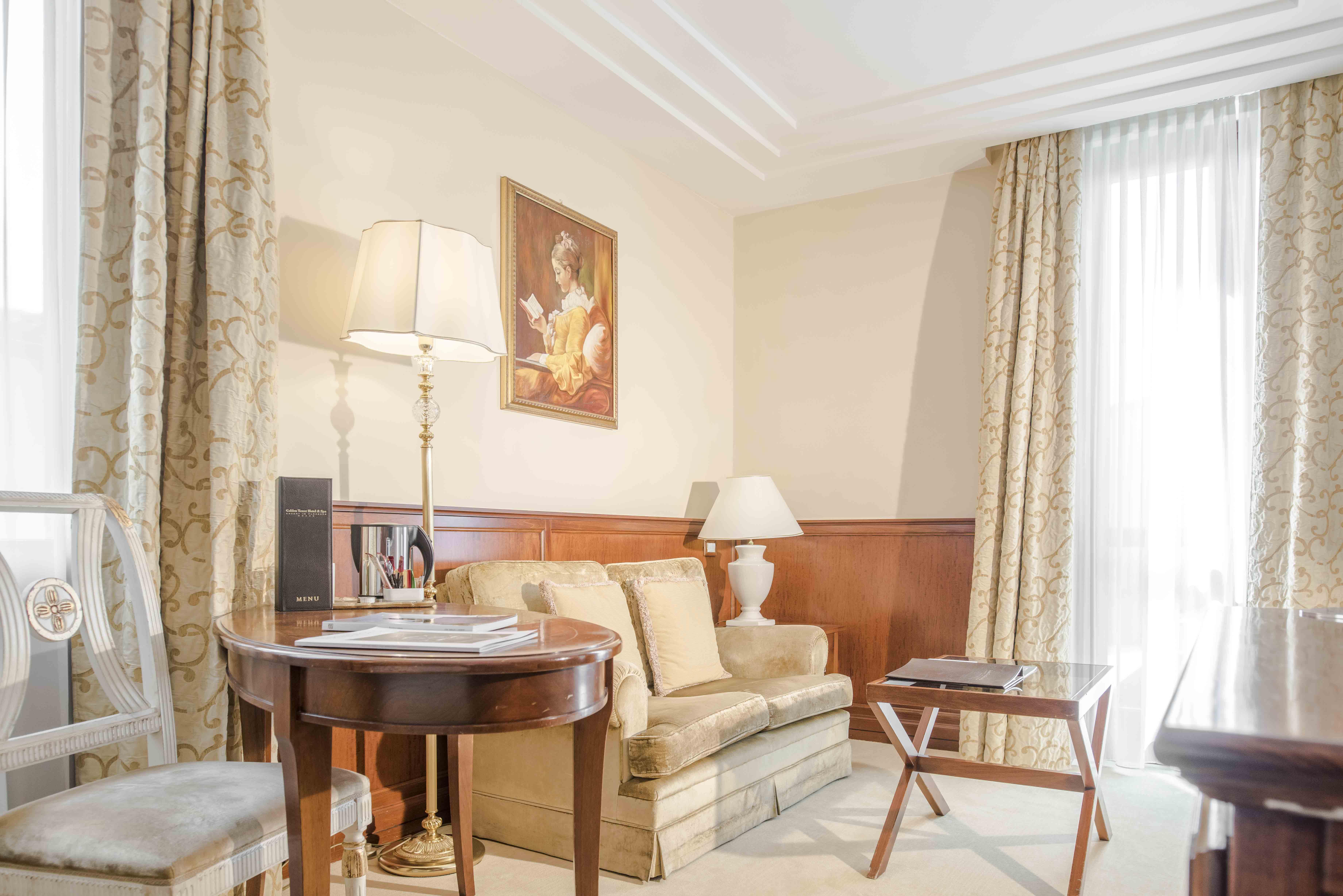 Golden Tower Hotel & Spa Florence Ngoại thất bức ảnh A suite at the hotel
