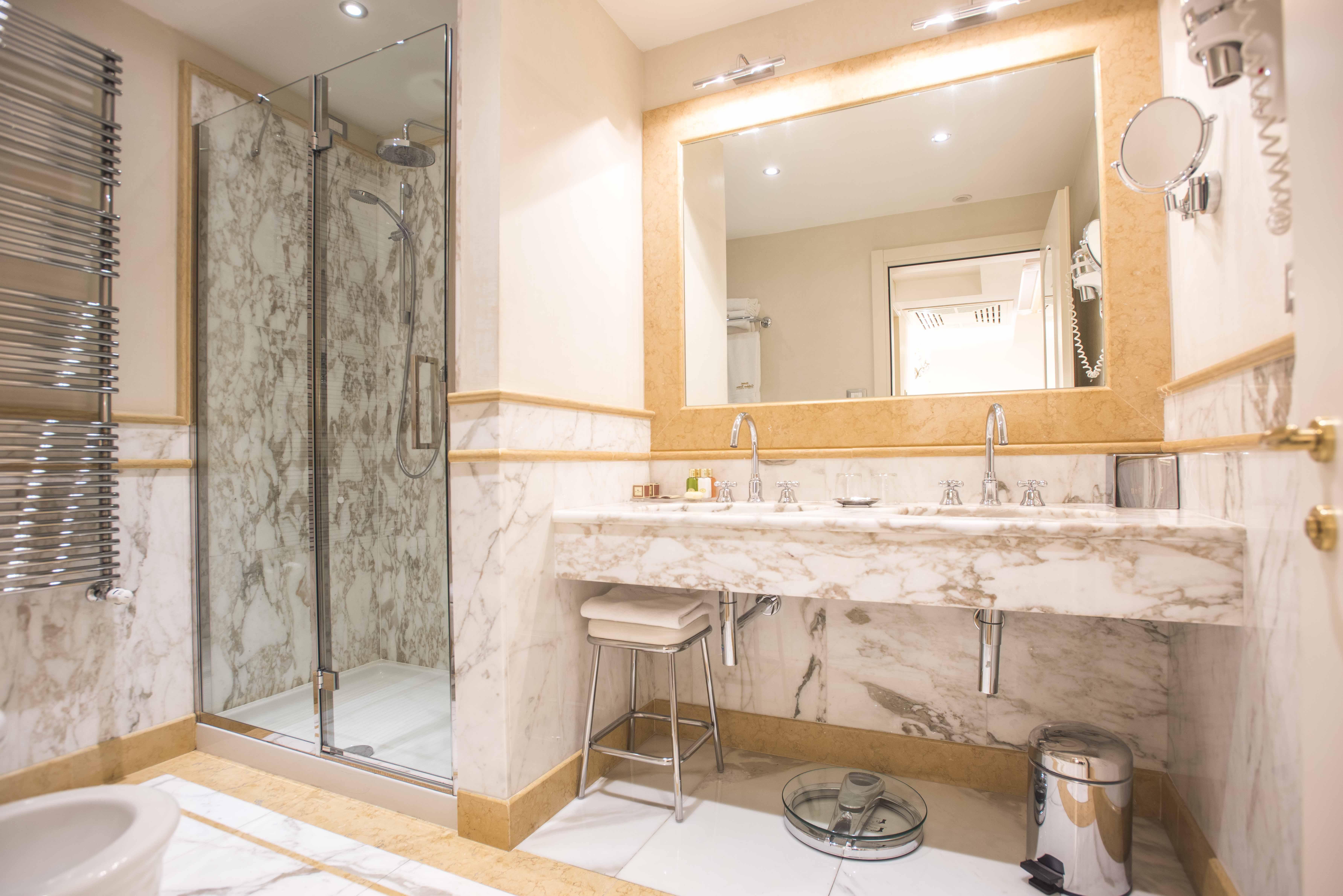 Golden Tower Hotel & Spa Florence Ngoại thất bức ảnh A bathroom