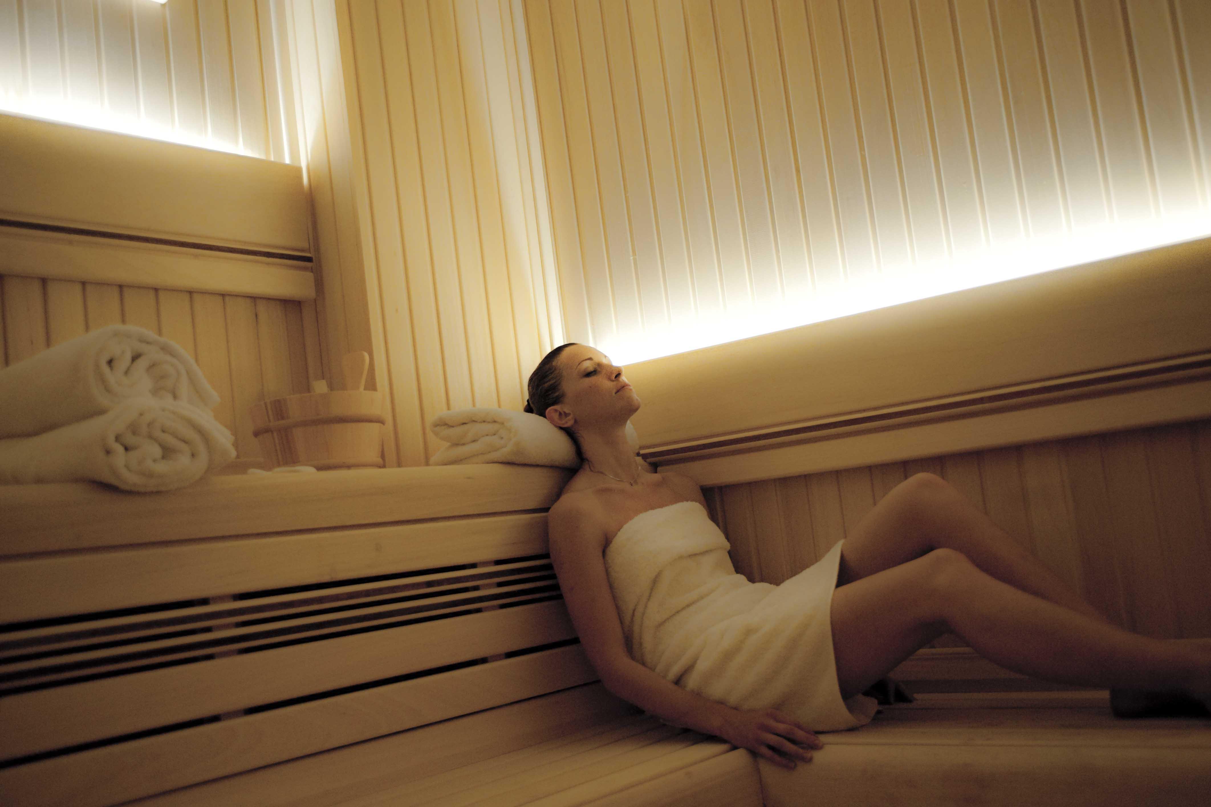 Golden Tower Hotel & Spa Florence Ngoại thất bức ảnh A woman in a sauna
