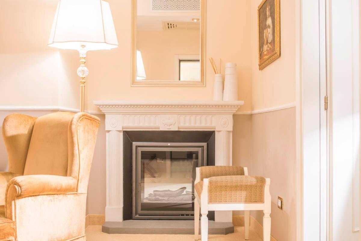 Golden Tower Hotel & Spa Florence Ngoại thất bức ảnh A fireplace in a living room