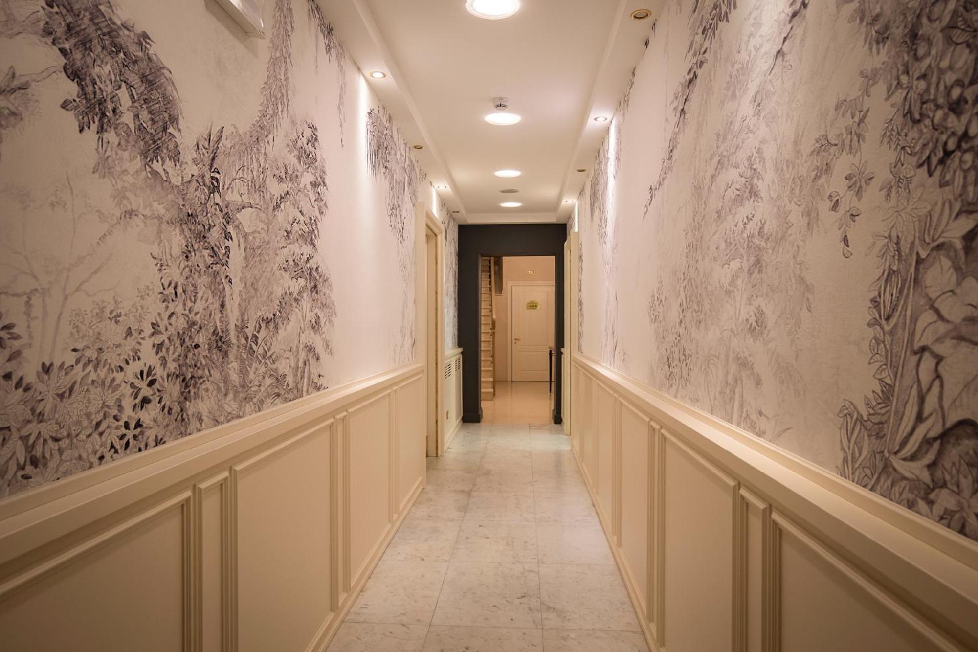 Golden Tower Hotel & Spa Florence Ngoại thất bức ảnh A corridor in the hotel