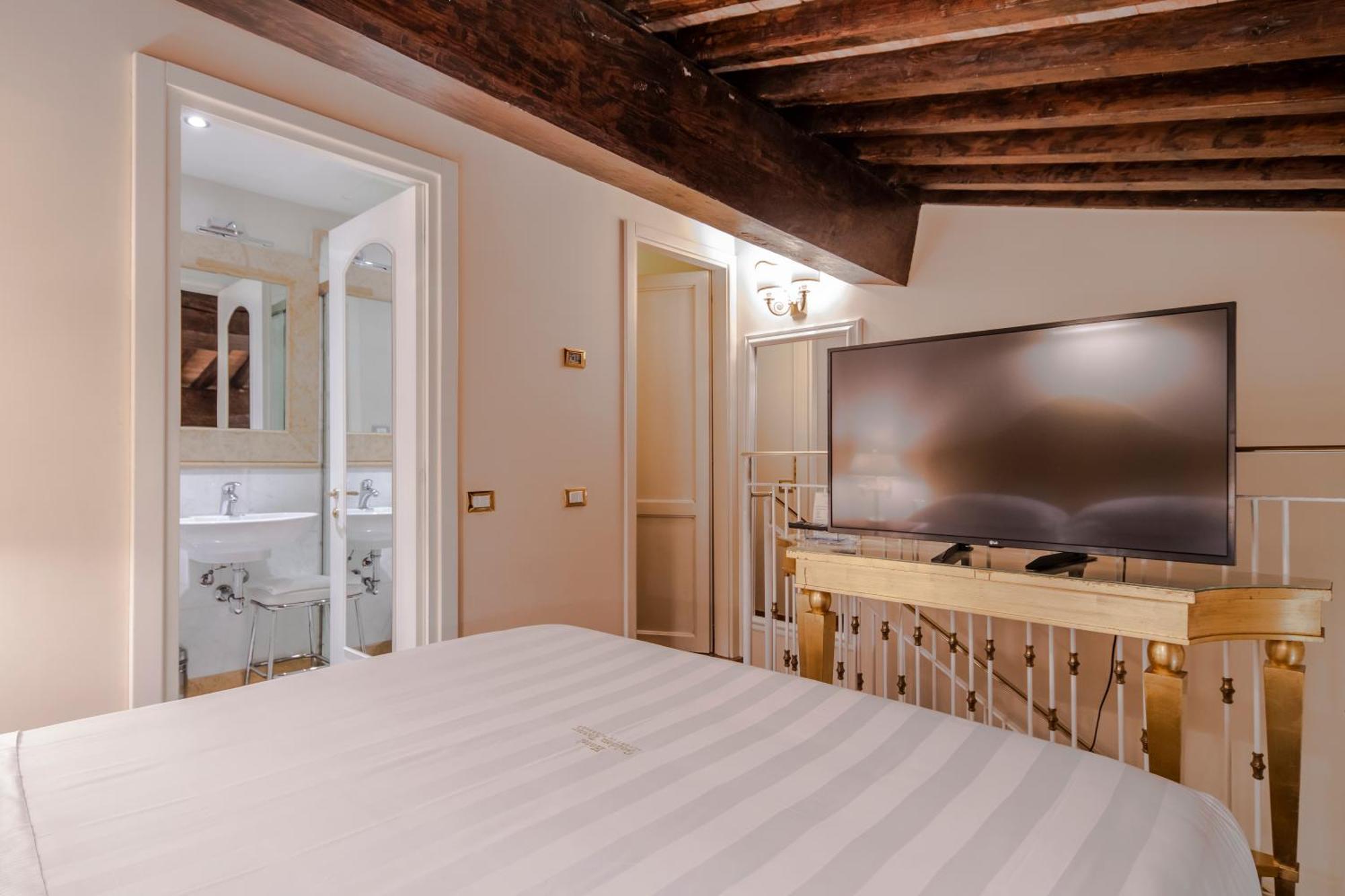 Golden Tower Hotel & Spa Florence Ngoại thất bức ảnh A room at the hotel