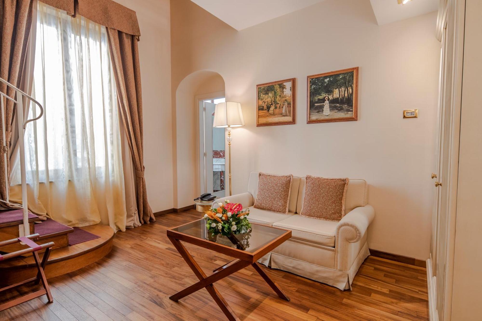 Golden Tower Hotel & Spa Florence Ngoại thất bức ảnh A suite at the hotel