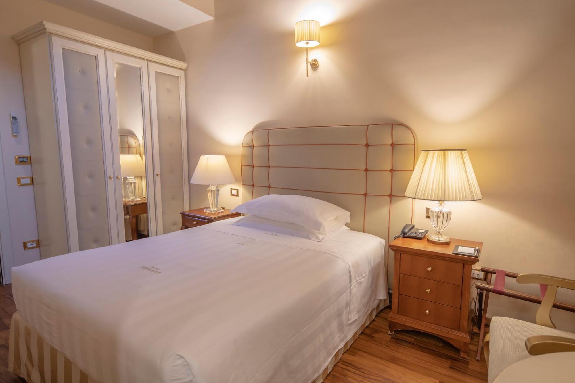 Golden Tower Hotel & Spa Florence Ngoại thất bức ảnh A single room at the hotel
