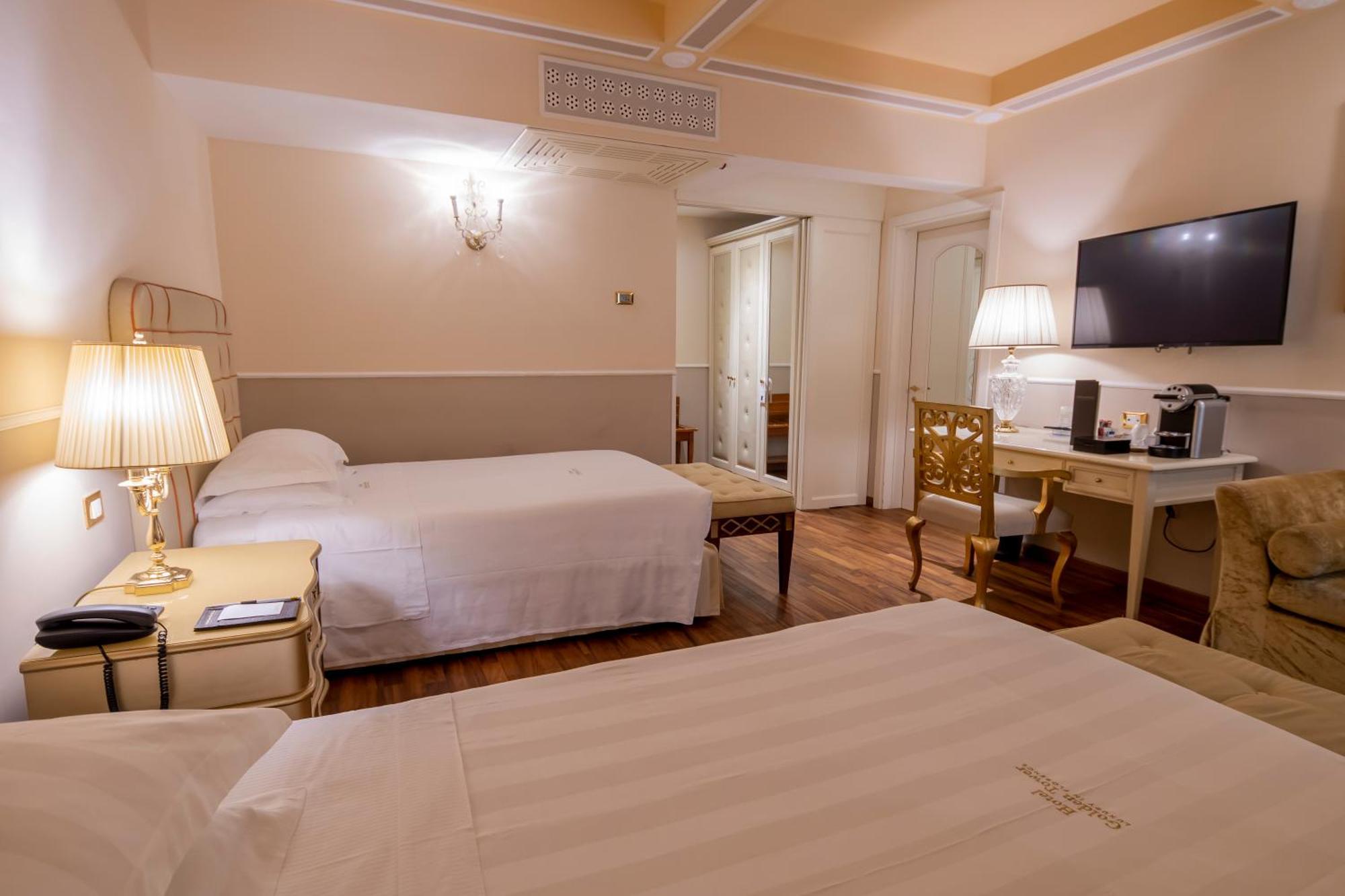 Golden Tower Hotel & Spa Florence Ngoại thất bức ảnh A room at the hotel