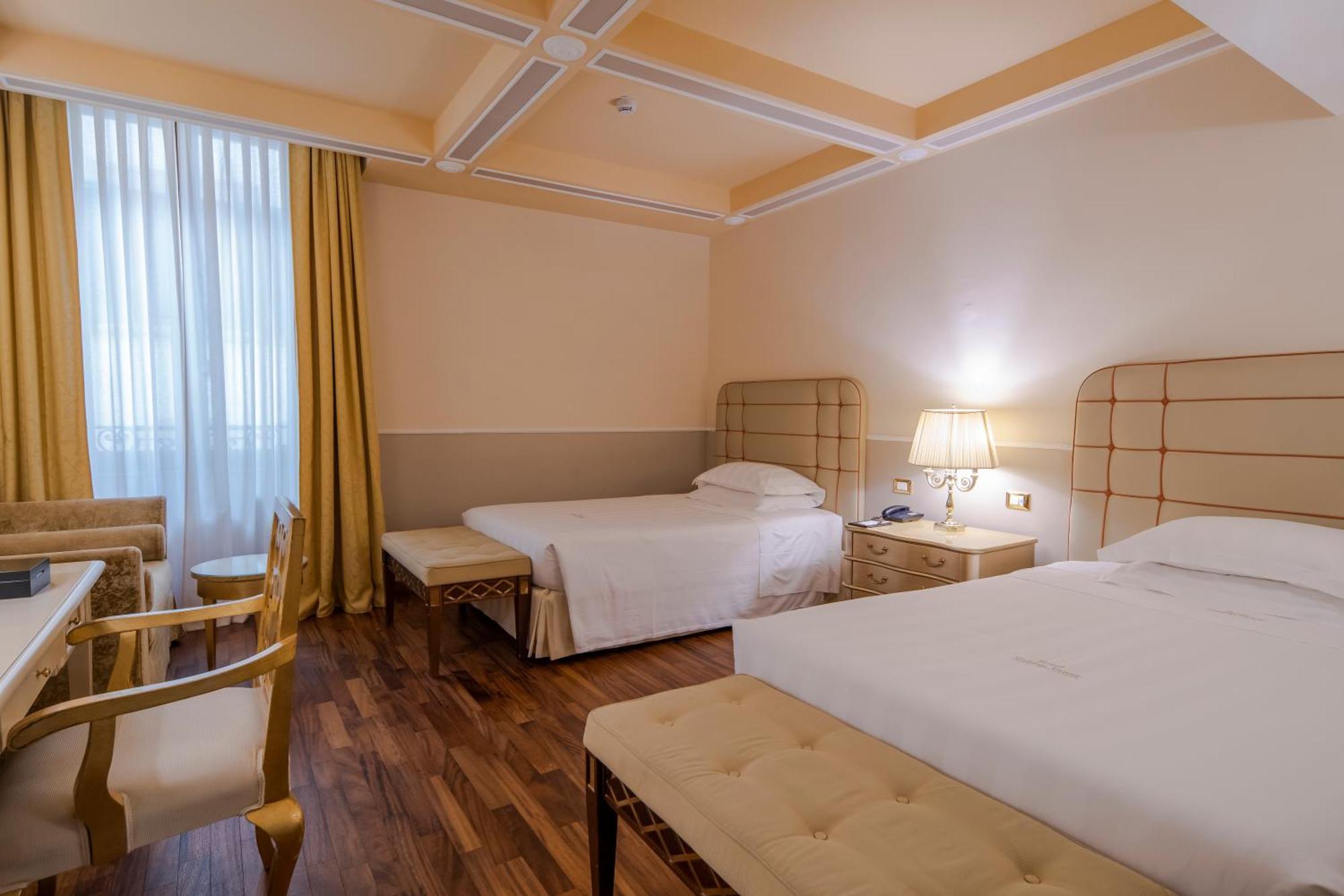 Golden Tower Hotel & Spa Florence Ngoại thất bức ảnh A room at the hotel