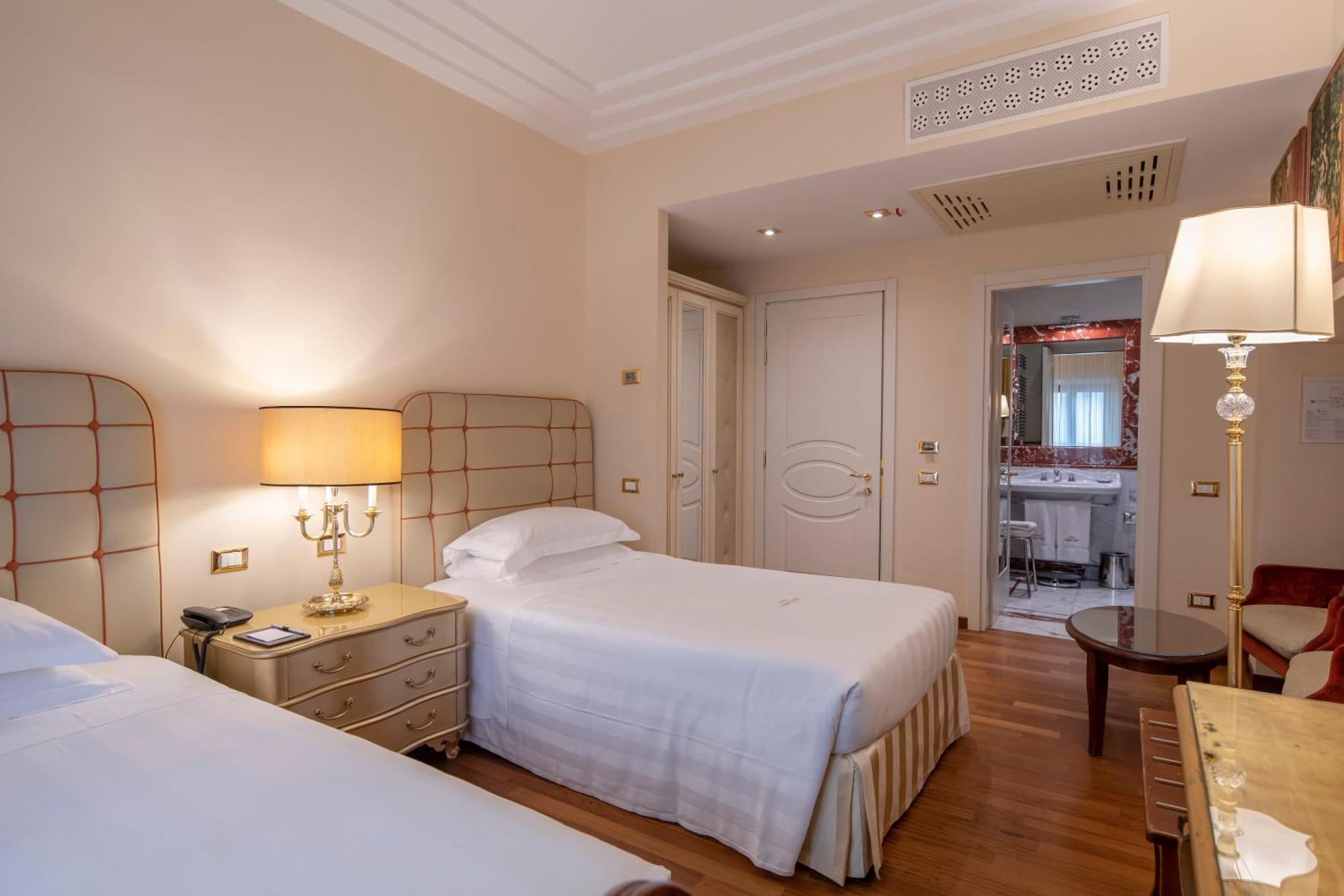 Golden Tower Hotel & Spa Florence Ngoại thất bức ảnh A room at the hotel