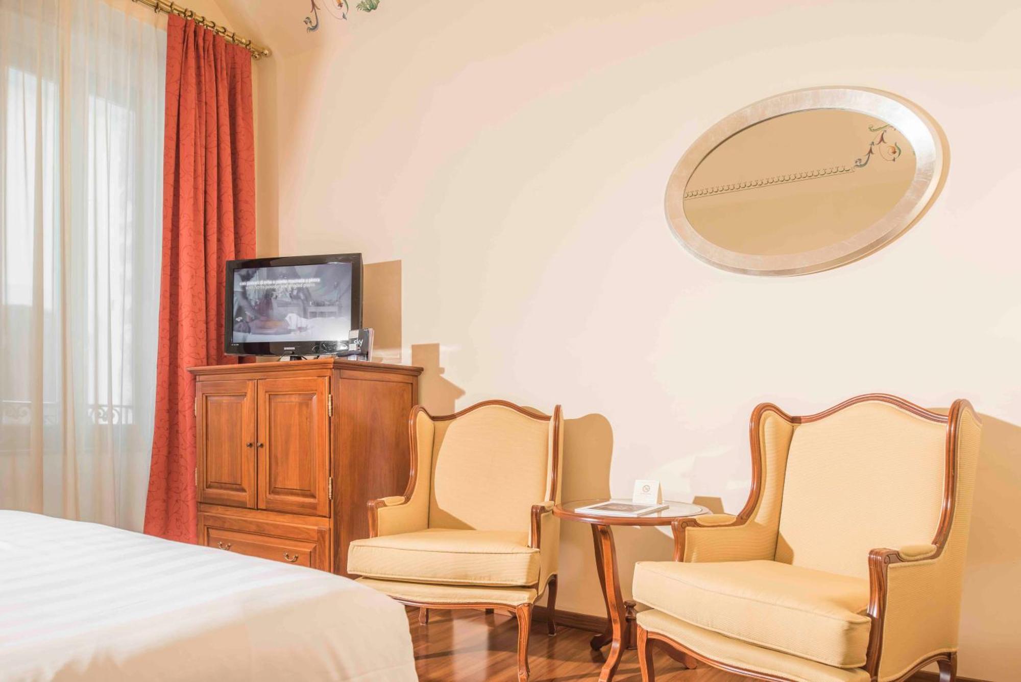 Golden Tower Hotel & Spa Florence Phòng bức ảnh A room at the hotel