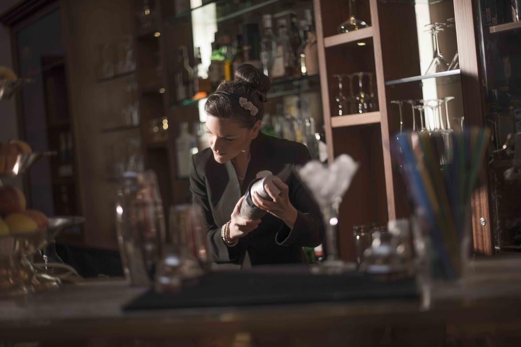 Golden Tower Hotel & Spa Florence Ngoại thất bức ảnh A bartender at work